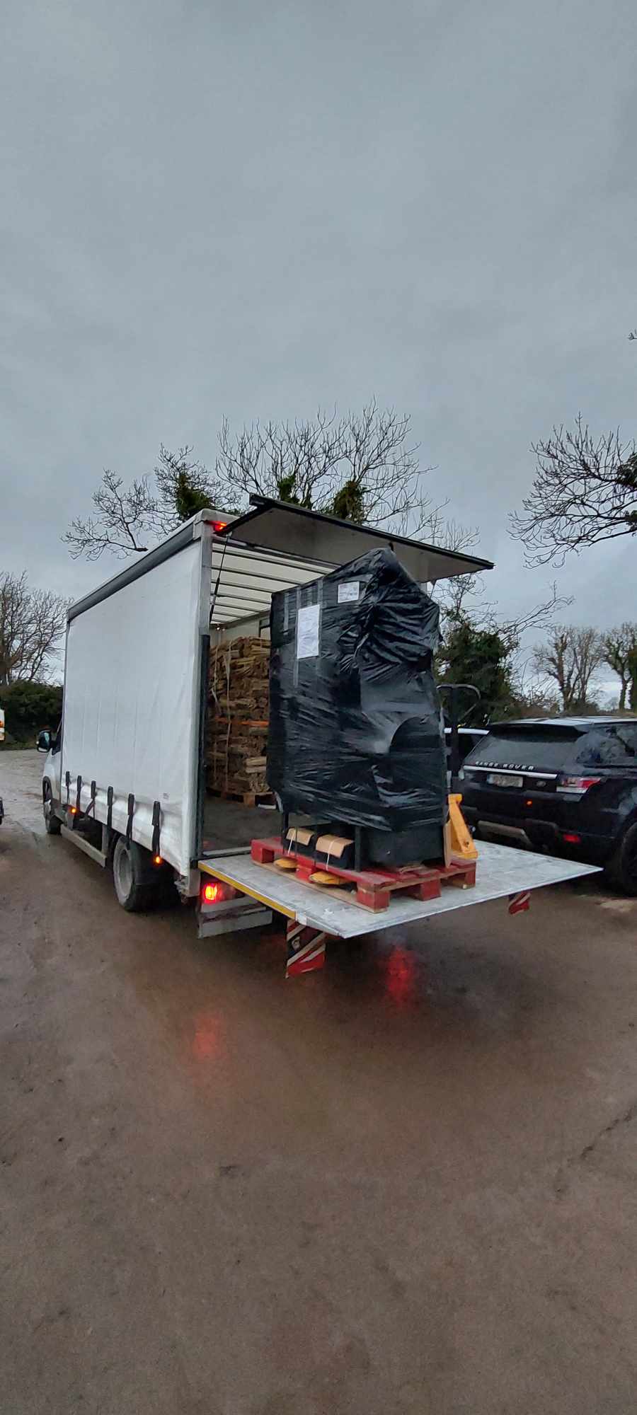 Hydraulic tail lift — pallet unloading